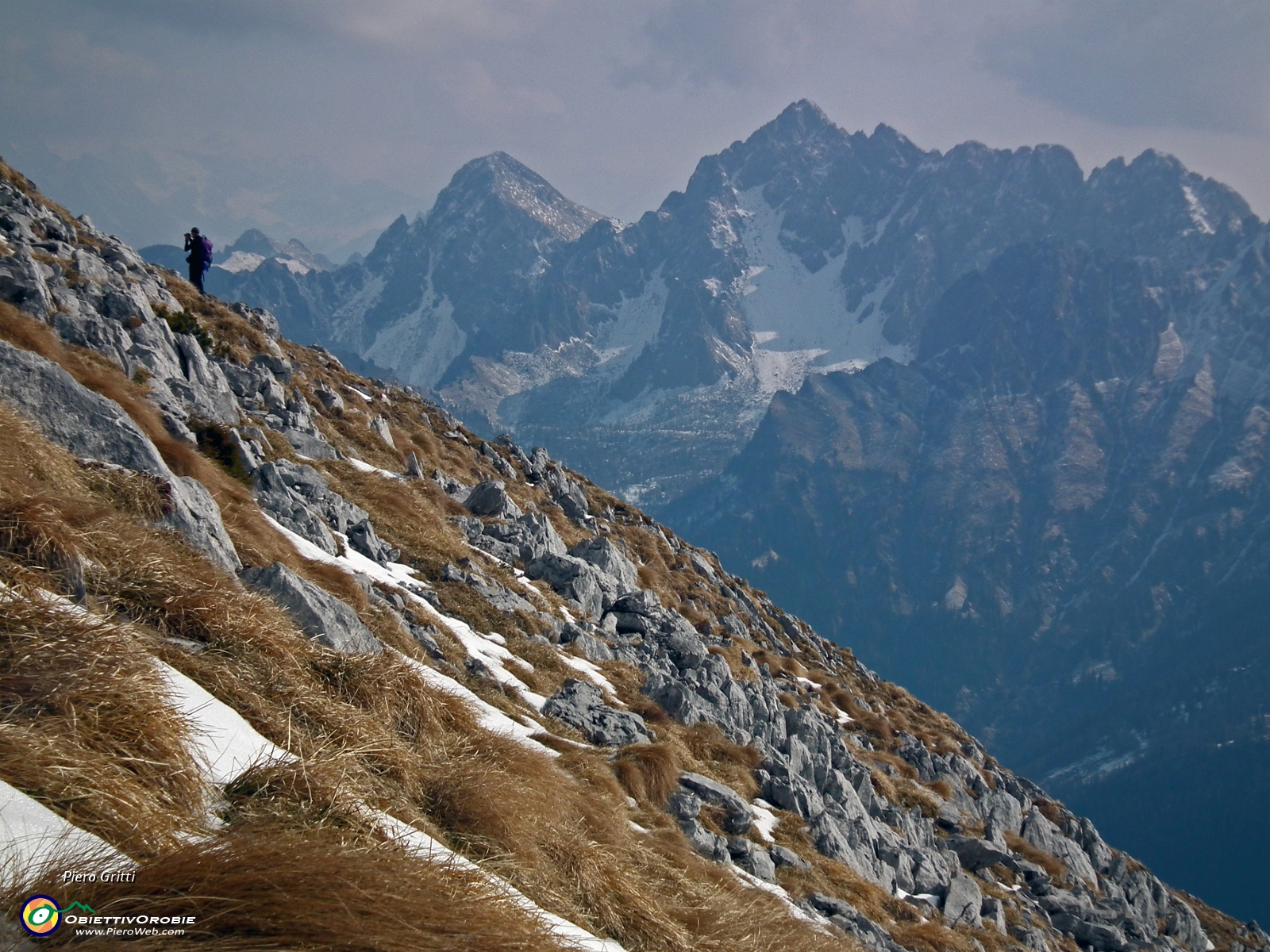 31 Pier spunta  sullo sfondo del Pizzo Camino.JPG